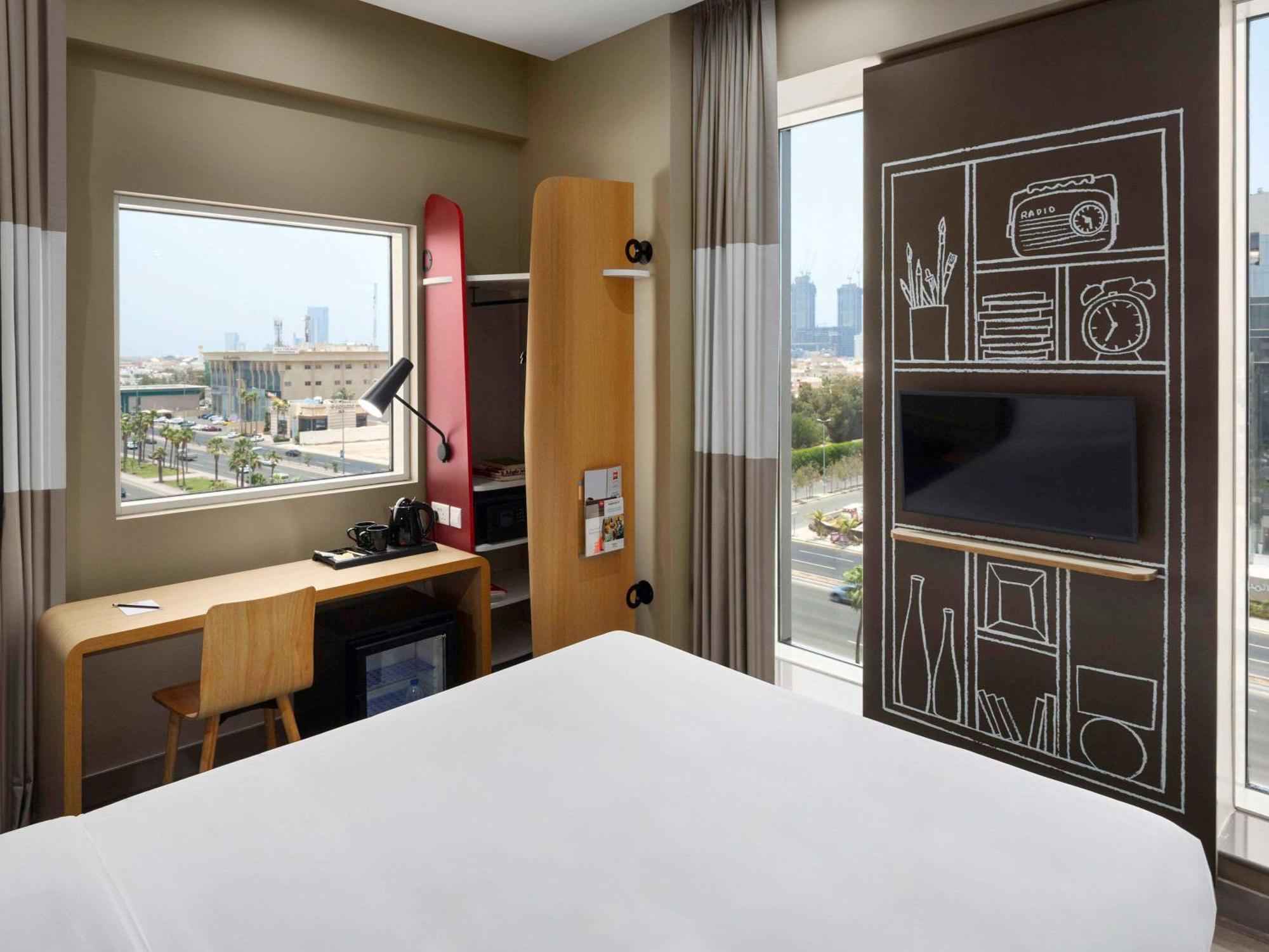 Ibis Jeddah Malik Road Hotel Exterior photo