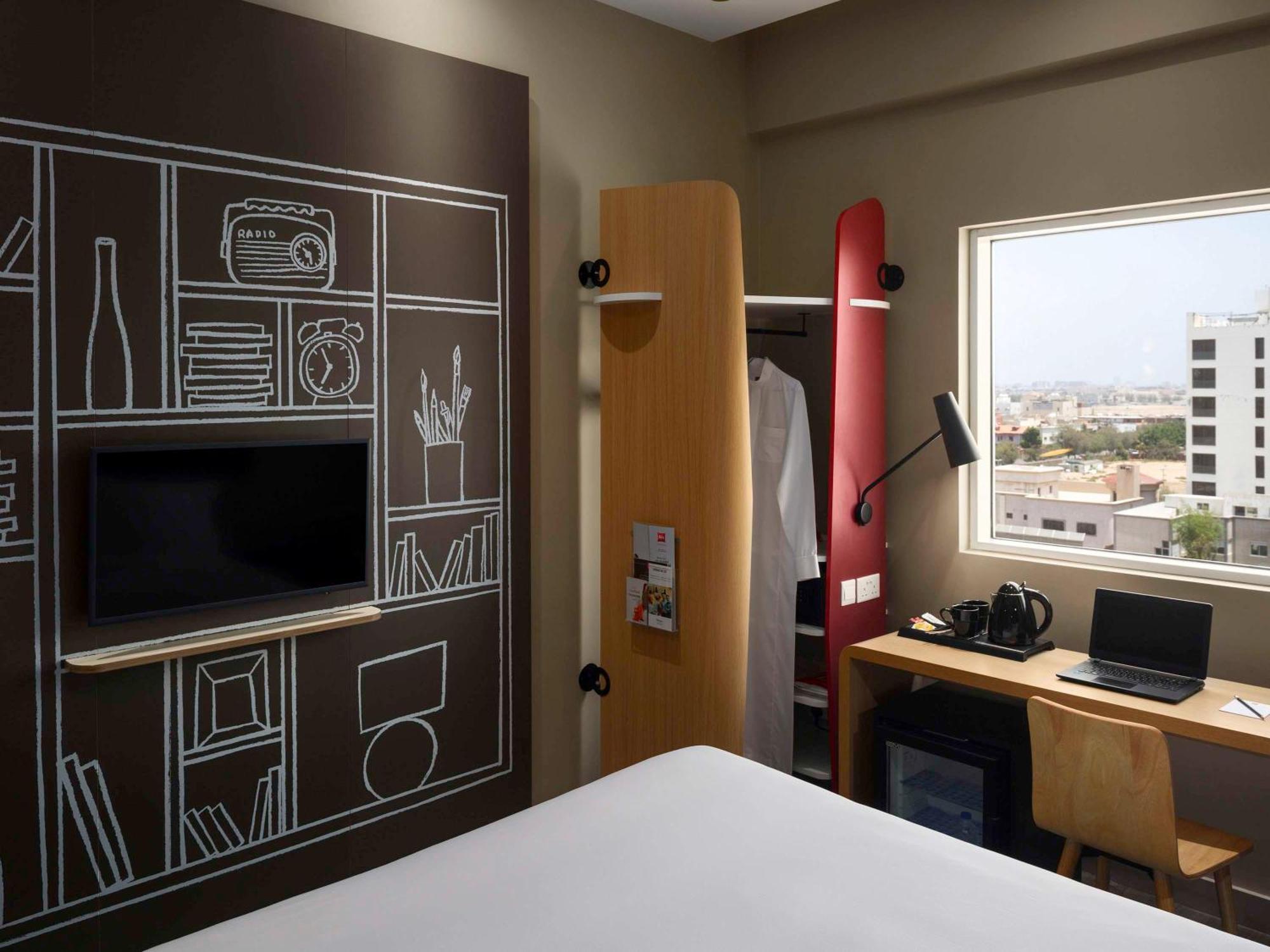 Ibis Jeddah Malik Road Hotel Exterior photo