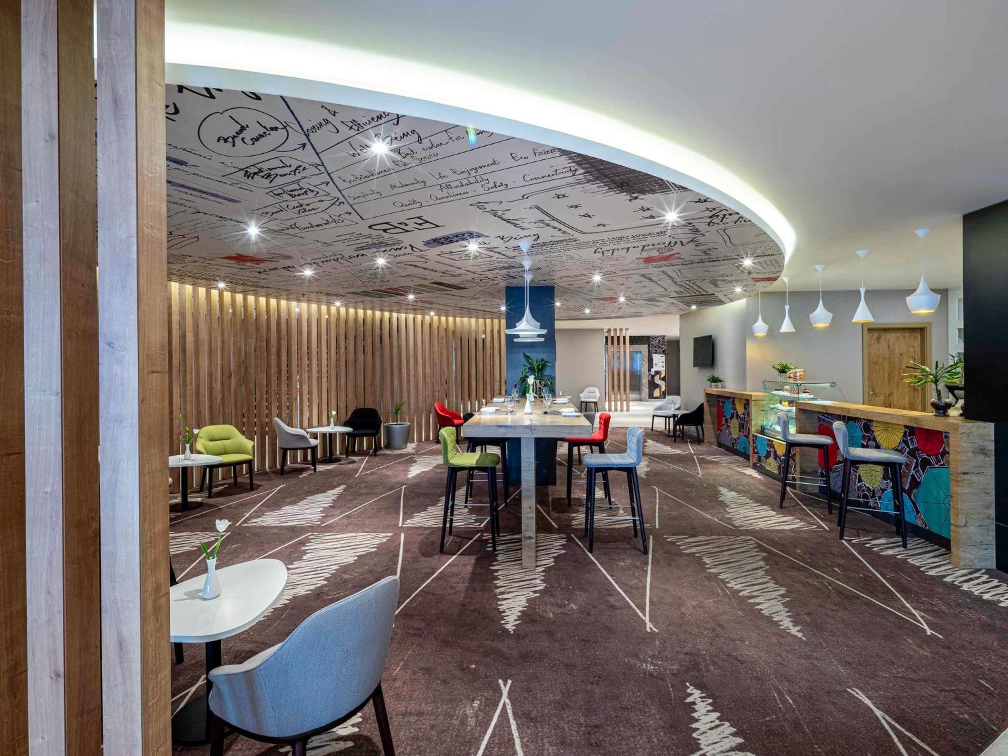 Ibis Jeddah Malik Road Hotel Exterior photo